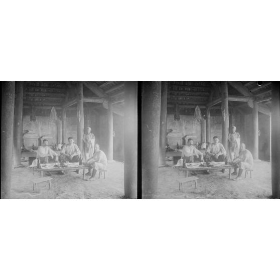 1390. Campement dans une vieille pagode abandonnée. [légende d'origine]