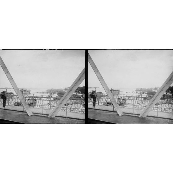 1398. Le fleuve Rouge à Hanoï, vue prise du pont Doumer. [légende d'origine]