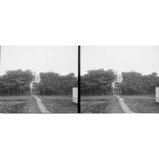 1411. [Tonkin, 1908. Portique monumental sur la route de Sontay dans les environs d'Hanoï.]