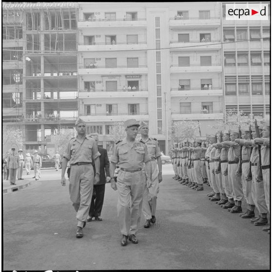 Remise d'un camion radiophonique à Alger. [Description en cours]