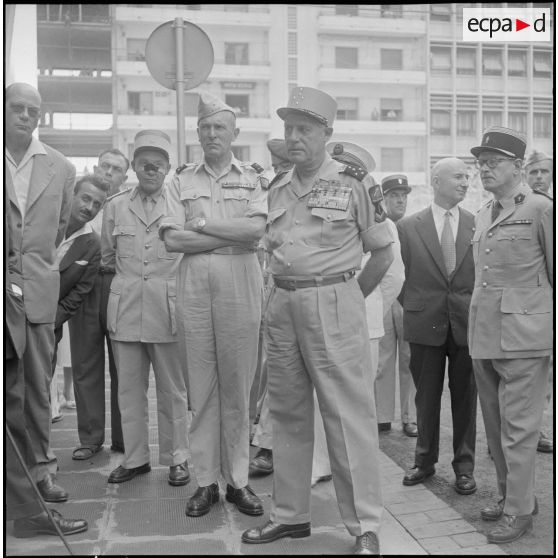 Remise d'un camion radiophonique à Alger. [Description en cours]