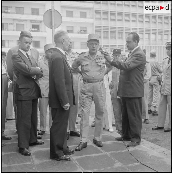 Remise d'un camion radiophonique à Alger. [Description en cours]