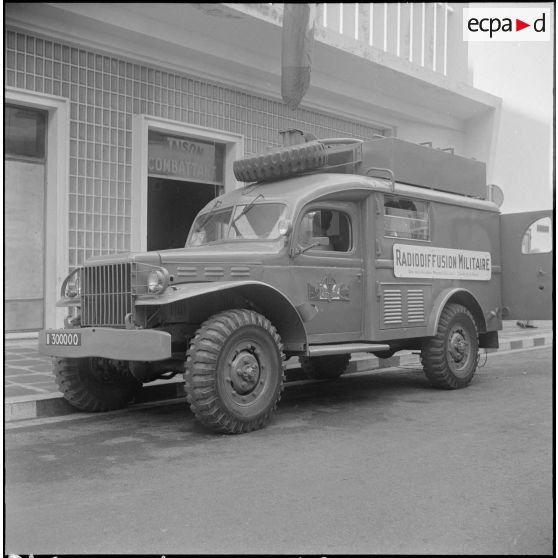 Remise d'un camion radiophonique à Alger. [Description en cours]