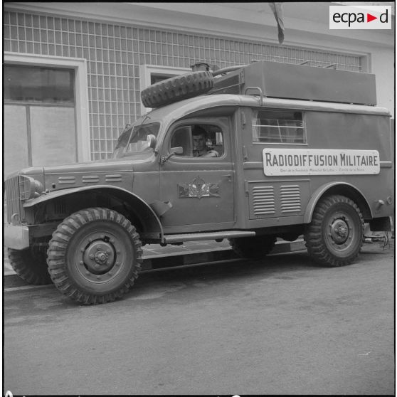 Remise d'un camion radiophonique à Alger. [Description en cours]