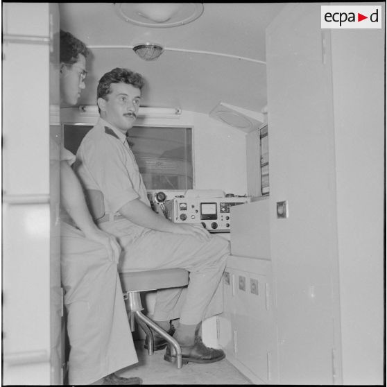 Remise d'un camion radiophonique à Alger. [Description en cours]