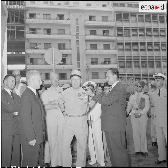 Remise d'un camion radiophonique à Alger. [Description en cours]