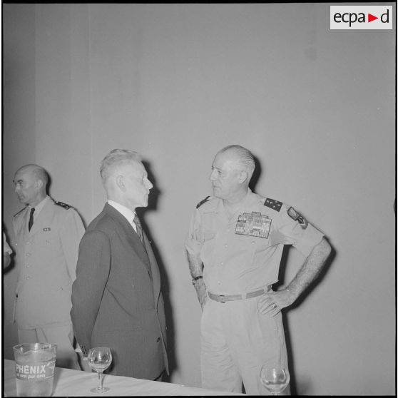 Remise d'un camion radiophonique à Alger. [Description en cours]