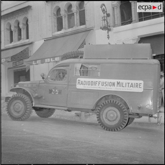 Remise d'un camion radiophonique à Alger. [Description en cours]