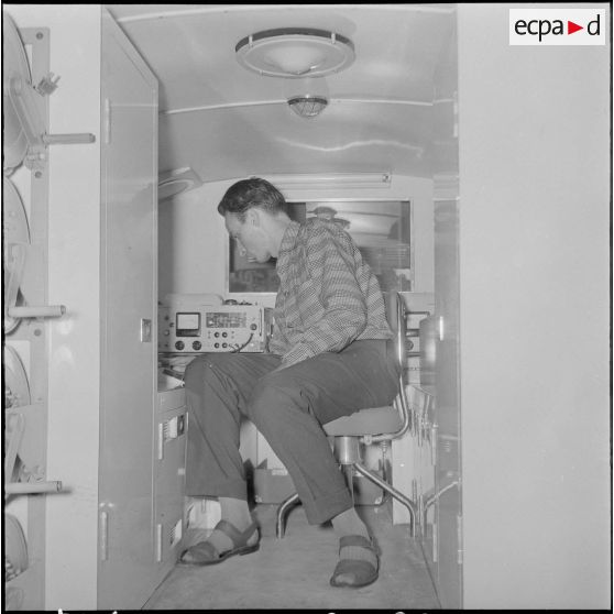 Remise d'un camion radiophonique à Alger. [Description en cours]