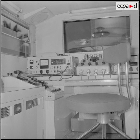 Remise d'un camion radiophonique à Alger. [Description en cours]