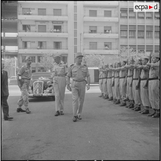Remise d'un camion radiophonique à Alger. [Description en cours]