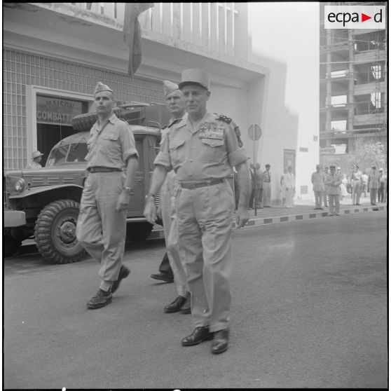 Remise d'un camion radiophonique à Alger. [Description en cours]