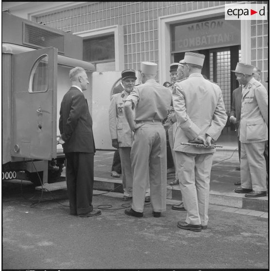 Remise d'un camion radiophonique à Alger. [Description en cours]