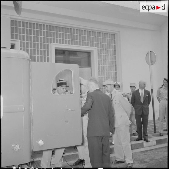 Remise d'un camion radiophonique à Alger. [Description en cours]