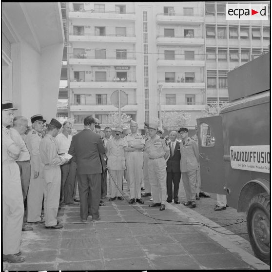 Remise d'un camion radiophonique à Alger. [Description en cours]