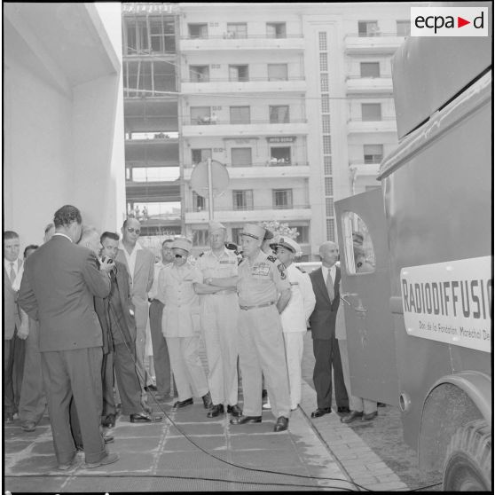 Remise d'un camion radiophonique à Alger. [Description en cours]