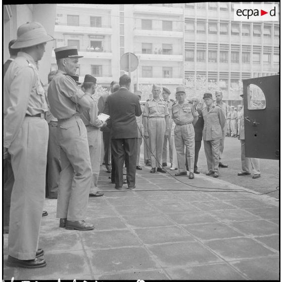 Remise d'un camion radiophonique à Alger. [Description en cours]