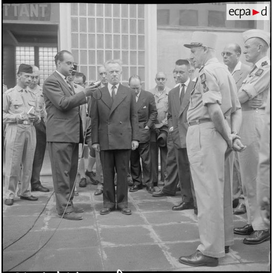 Remise d'un camion radiophonique à Alger. [Description en cours]