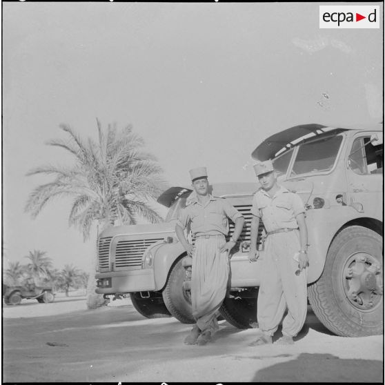 Sous-officiers devant un véhicule. [Description en cours]
