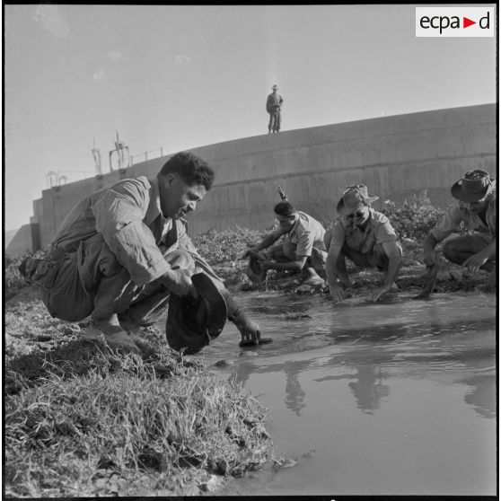 Le 7e RTA (7e régiment de tirailleurs algériens) au poste de Fontaine des Gazelles. [Description en cours]