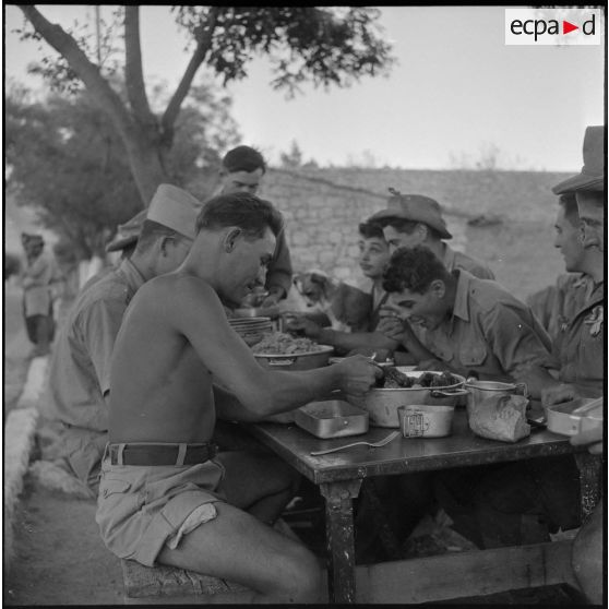 Le 7e RTA (7e régiment de tirailleurs algériens) au poste de Fontaine des Gazelles. [Description en cours]