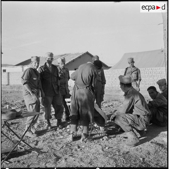 Le 7e RTA (7e régiment de tirailleurs algériens) au poste de Fontaine des Gazelles. [Description en cours]