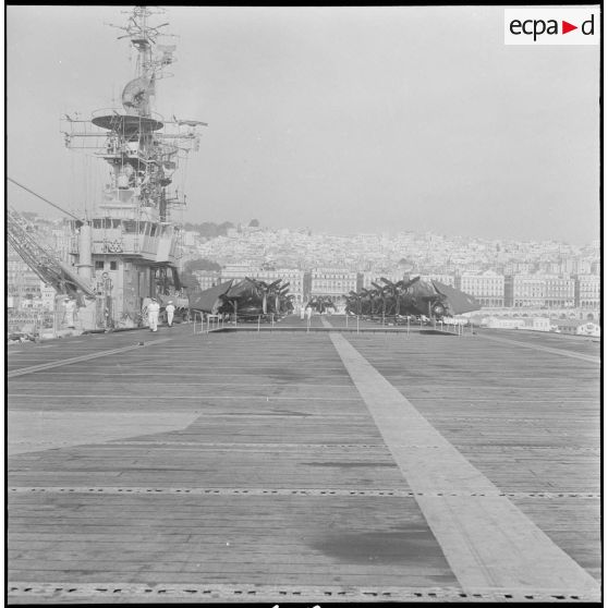 Le porte-avions La Fayette dans le port d'Alger. [Description en cours]