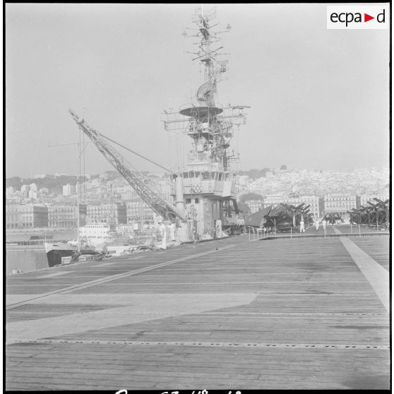 Le porte-avions La Fayette dans le port d'Alger. [Description en cours]