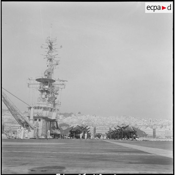 Le porte-avions La Fayette dans le port d'Alger. [Description en cours]