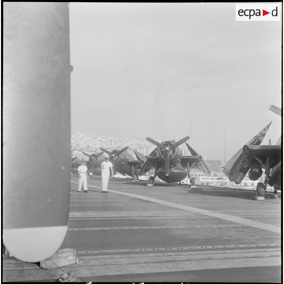 Le porte-avions La Fayette dans le port d'Alger. [Description en cours]