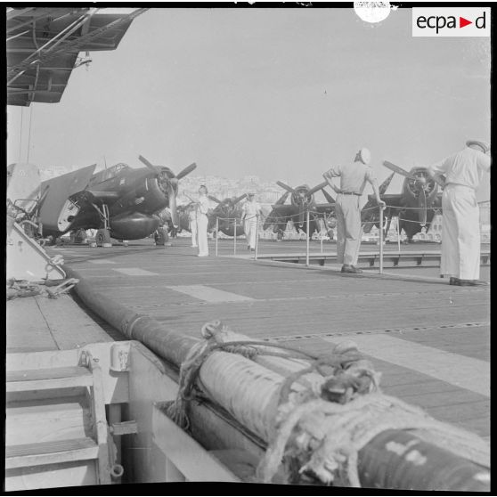 Le porte-avions La Fayette dans le port d'Alger. [Description en cours]