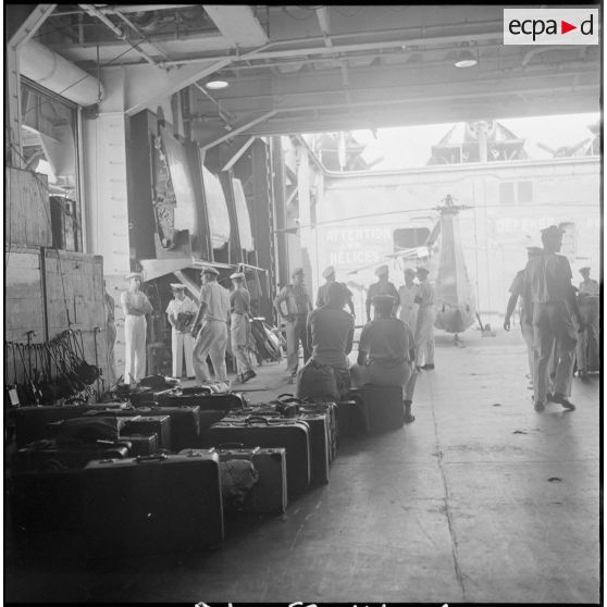 Le porte-avions La Fayette dans le port d'Alger. [Description en cours]