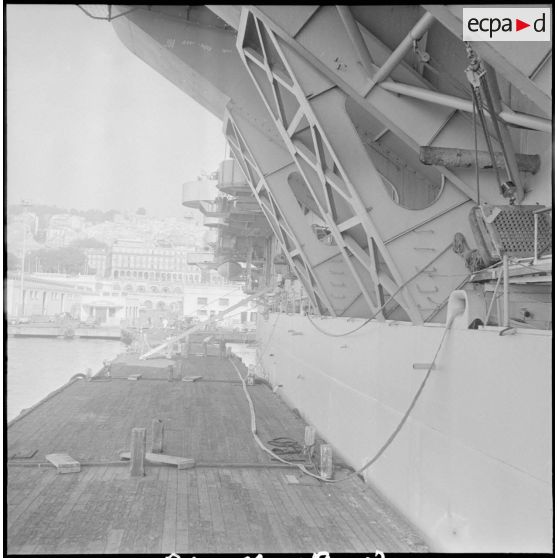 Le porte-avions La Fayette dans le port d'Alger. [Description en cours]