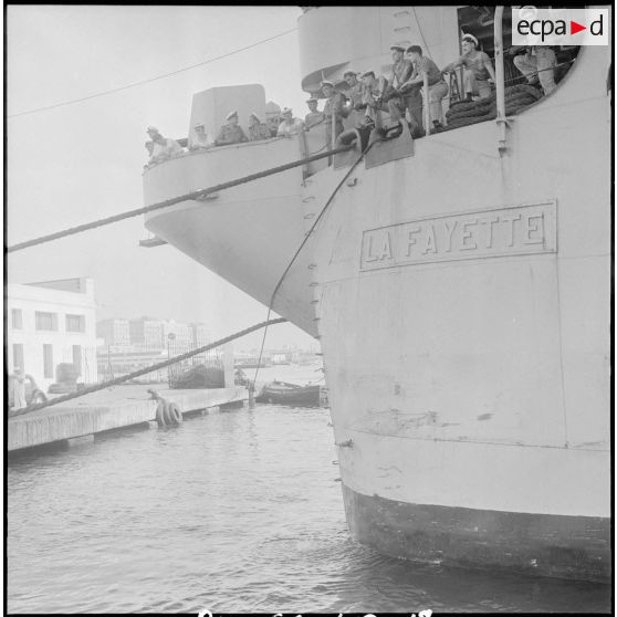 Le porte-avions La Fayette dans le port d'Alger. [Description en cours]