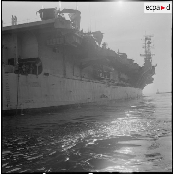 Le porte-avions La Fayette dans le port d'Alger. [Description en cours]
