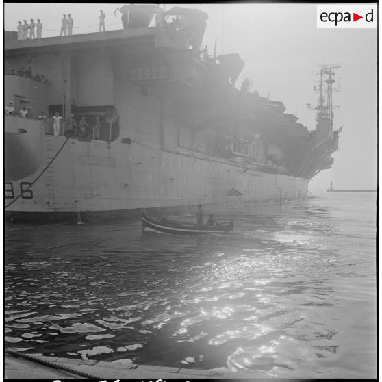 Le porte-avions La Fayette dans le port d'Alger. [Description en cours]