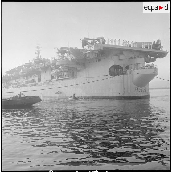 Le porte-avions La Fayette dans le port d'Alger. [Description en cours]