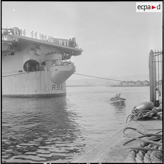 Le porte-avions La Fayette dans le port d'Alger. [Description en cours]