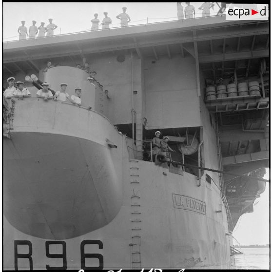 Le porte-avions La Fayette dans le port d'Alger. [Description en cours]