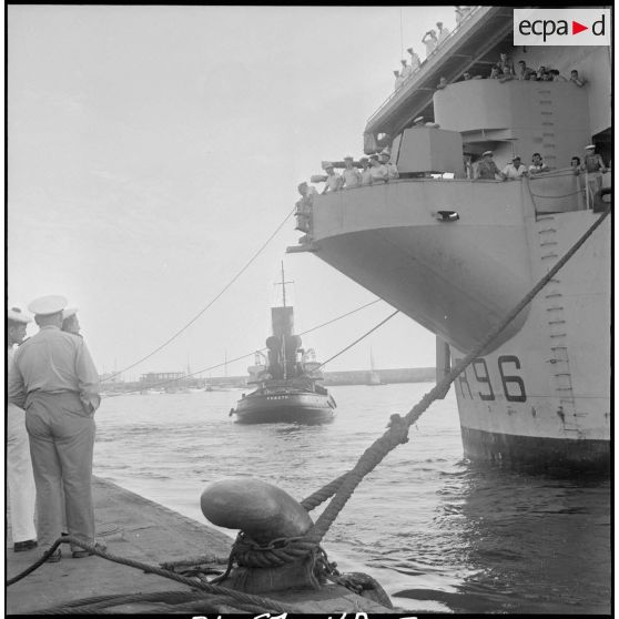 Le porte-avions La Fayette dans le port d'Alger. [Description en cours]