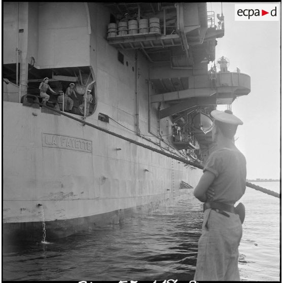 Le porte-avions La Fayette dans le port d'Alger. [Description en cours]