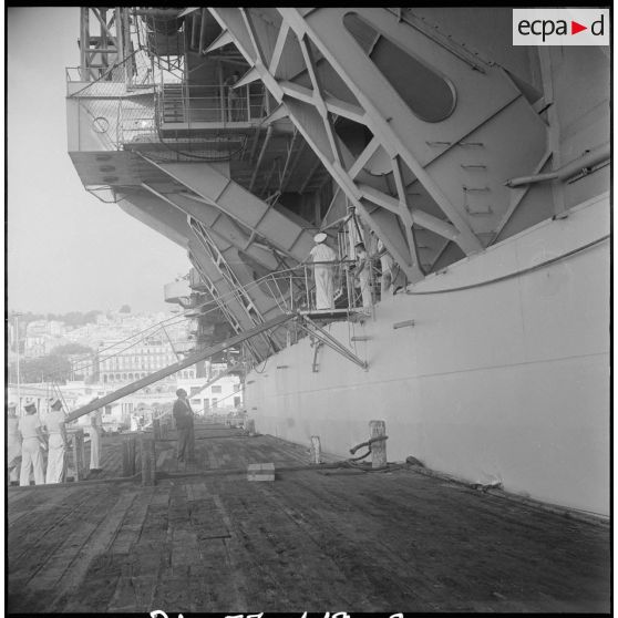 Le porte-avions La Fayette dans le port d'Alger. [Description en cours]