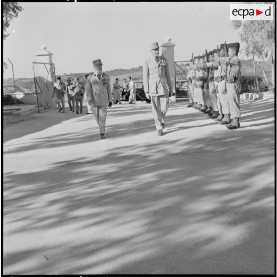 Remise de décorations à la 10e COMA. [Description en cours]