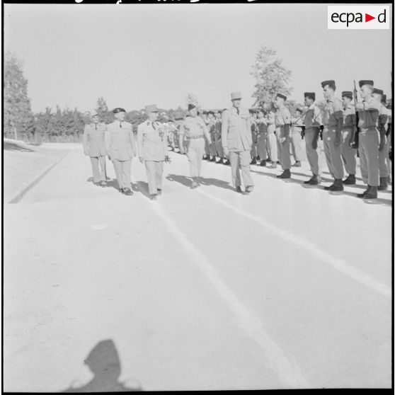 Remise de décorations à la 10e COMA. [Description en cours]