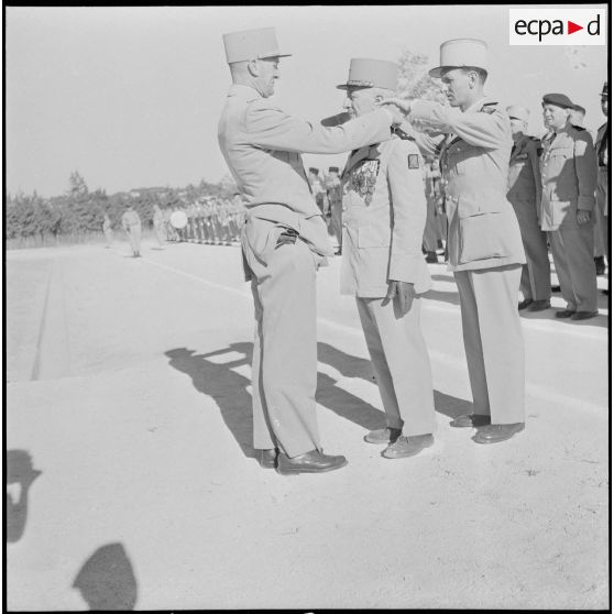 Remise de décorations à la 10e COMA. [Description en cours]