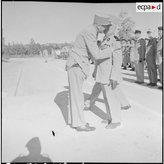 Remise de décorations à la 10e COMA. [Description en cours]