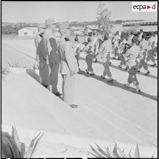 Remise de décorations à la 10e COMA. [Description en cours]