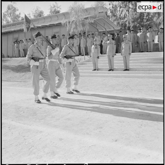 Remise de décorations à la 10e COMA. [Description en cours]