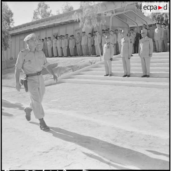 Remise de décorations à la 10e COMA. [Description en cours]