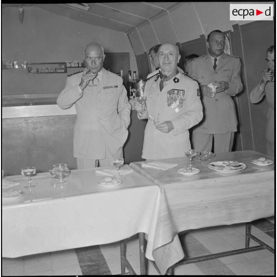 Remise de décorations à la 10e COMA. [Description en cours]